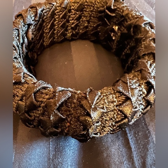 Two fun costume bangles! Gold toned metal “crown” with hinge and black fabric - Picture 4 of 5